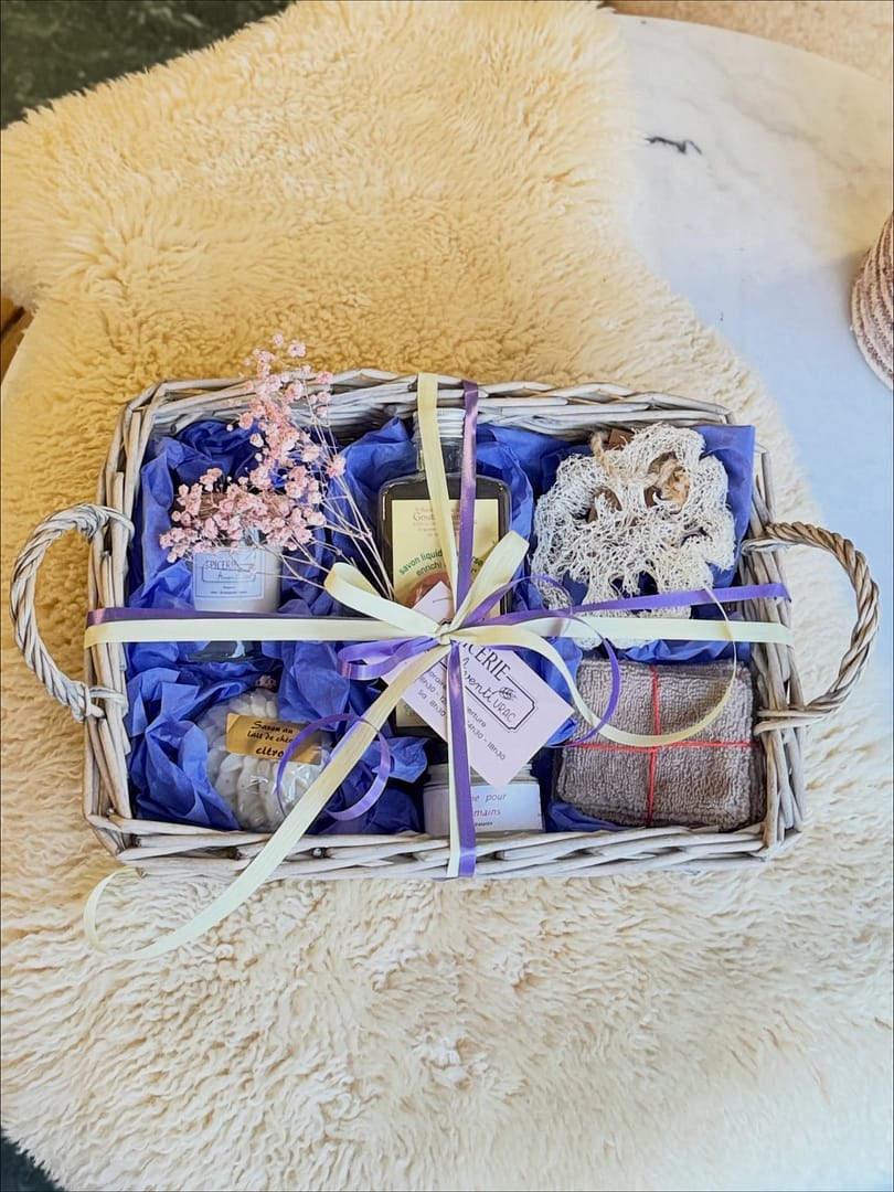 ✨ Paniers garnis locaux, naturels et préparés avec beaucoup d’amour ✨

Des paniers sur mesure selon votre budget, vos goûts et vos envies.

Des douceurs artisanales, des surprises locales, des produits naturels qui ont du sens : on assemble tout ça pour créer le panier parfait.

Pas besoin de courir partout : vous nous dites ce que vous aimez, et on s’occupe du reste — choix, assortiment, emballage… tout est fait en magasin.

👉 Entreprises : vous cherchez des cadeaux authentiques pour vos collaborateurs ou vos clients ?
On prépare vos paniers, personnalisés, locaux et prêts à offrir.

🧺 Commandes ouvertes dès maintenant !
Cette année, offrez Aventivrac 💛

#cadeaunoël #artisan #paniergarni #avenches #aventivrac